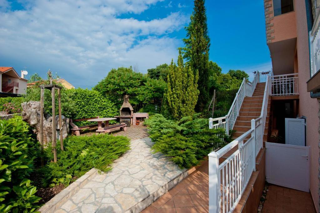 Apartments And Rooms Njivice Exterior foto