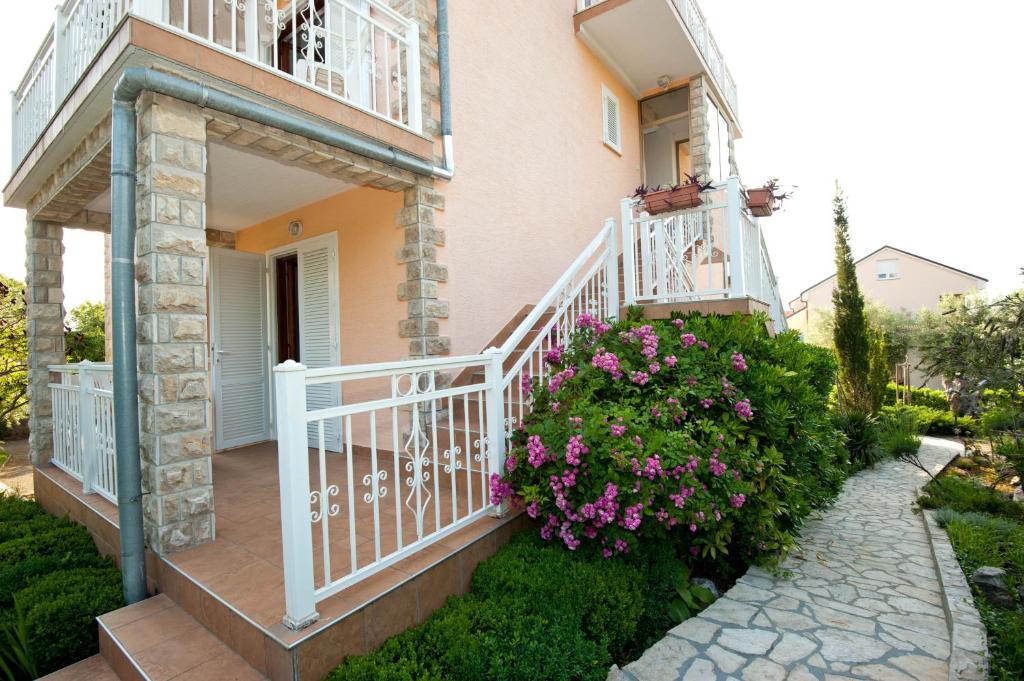 Apartments And Rooms Njivice Quarto foto